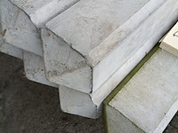 Ca. 18x betonpalen lichtgrijs met diamantkop, berton - afbeelding 2 van  3