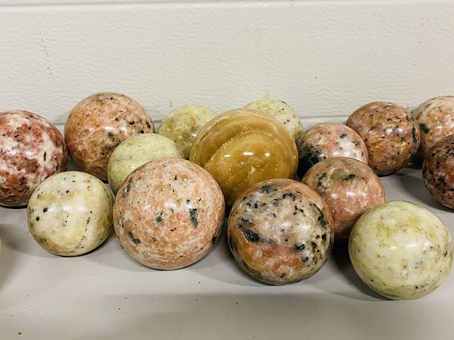 Ca. 18x calciet / opaal bollen - afbeelding 5 van  5