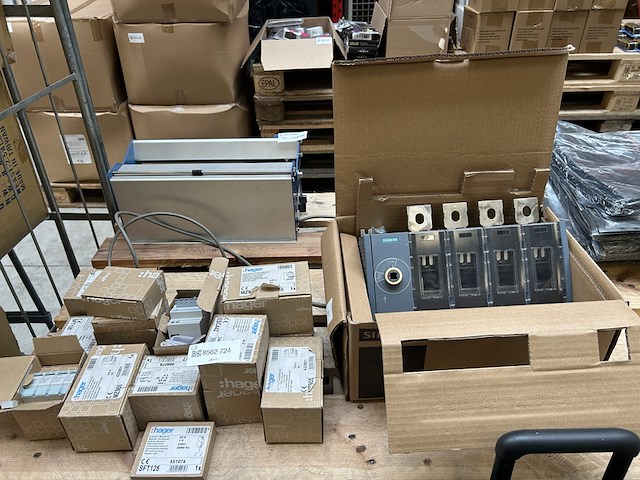 Ca. 18x divers schakelmateriaal , w.o. hager - afbeelding 1 van  9