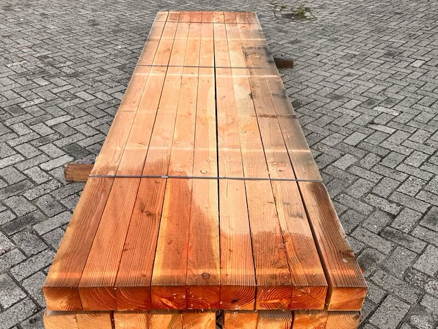 Ca. 18x douglas balken fijnbezaagd, 120x120mm, lengte 400cm - afbeelding 1 van  3