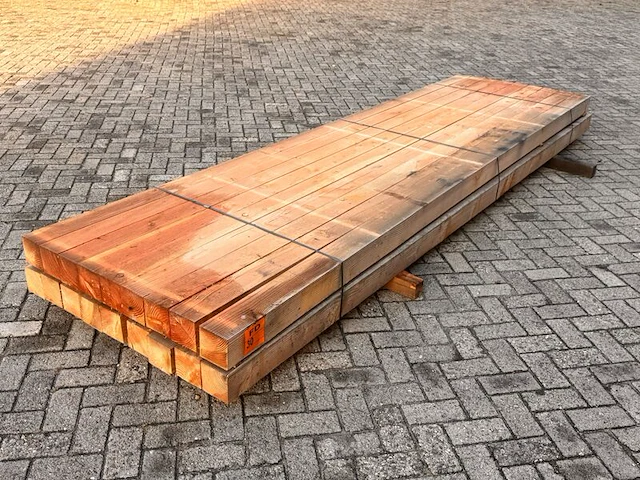 Ca. 18x douglas balken fijnbezaagd, 120x120mm, lengte 400cm - afbeelding 2 van  3