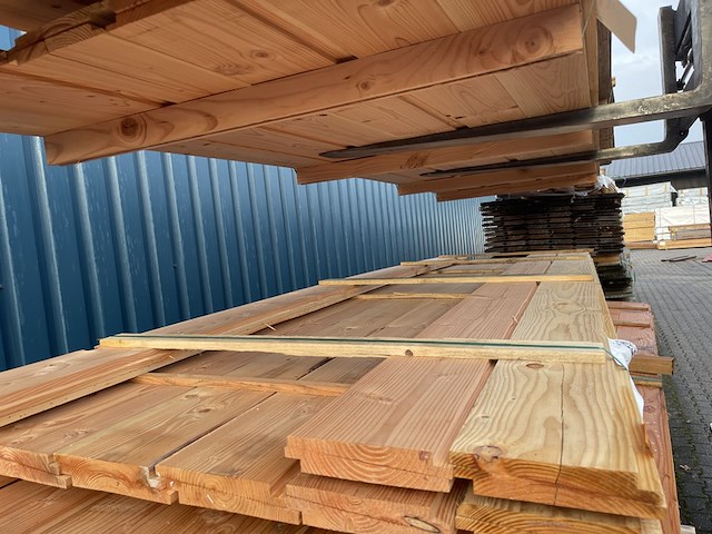 Ca. 18x douglas zweeds rabat, 28x190mm, lengte 400cm - afbeelding 1 van  3