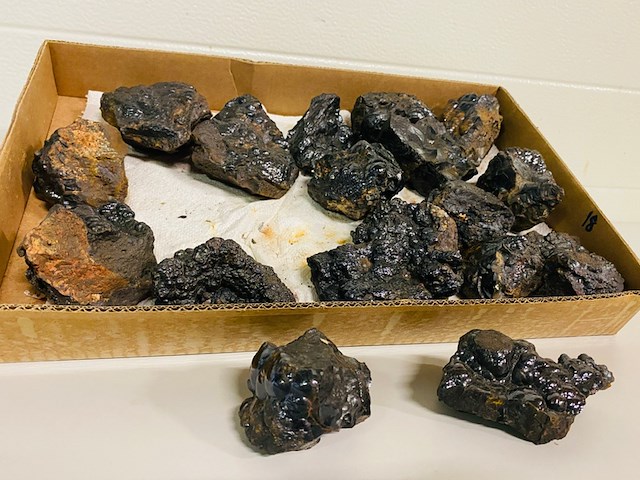 Ca. 18x hematiet clusters - afbeelding 1 van  6