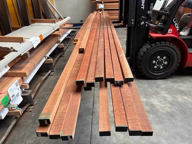 Ca. 18x meranti latten fijnbezaagd, 30x56mm, lengte 2/305cm, 1/460cm, 7/510cm, 8/540cm - afbeelding 1 van  3