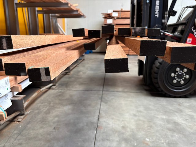 Ca. 18x meranti latten fijnbezaagd, 30x56mm, lengte 2/305cm, 1/460cm, 7/510cm, 8/540cm - afbeelding 2 van  3