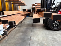 Ca. 18x meranti latten fijnbezaagd, 30x56mm, lengte 2/305cm, 1/460cm, 7/510cm, 8/540cm - afbeelding 2 van  3