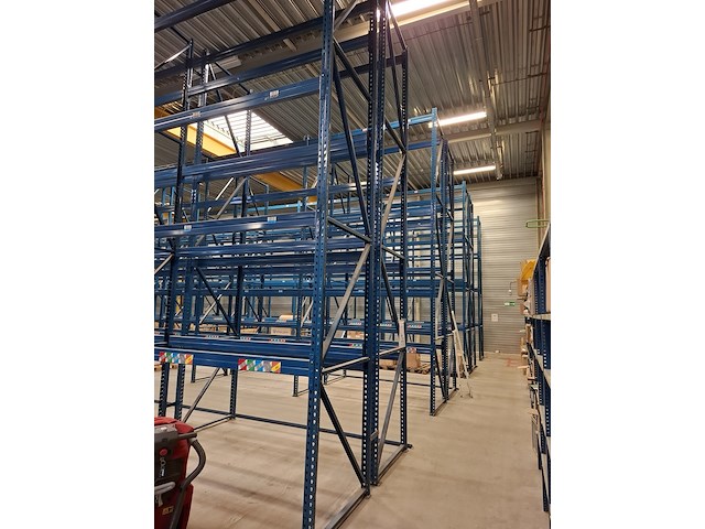 Ca. 196 meter palletstelling met gangpad geleiding - afbeelding 10 van  13