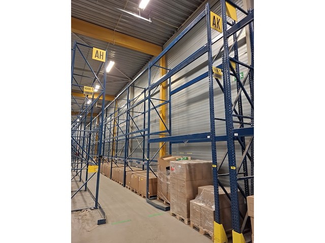 Ca. 196 meter palletstelling met gangpad geleiding - afbeelding 3 van  13