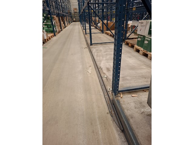 Ca. 196 meter palletstelling met gangpad geleiding - afbeelding 5 van  13