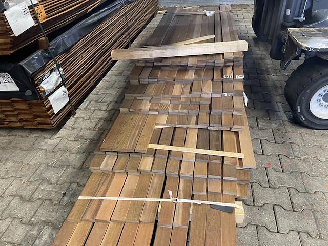 Ca. 196x ipé country grade planken geschaafd, 21x70mm, lengte 46/185cm, 25/215cm, 25/245cm, 23/275cm, 12/305cm, 17/335cm, 24/365cm, 4/400cm, 8/430cm, 11/490cm - afbeelding 1 van  3