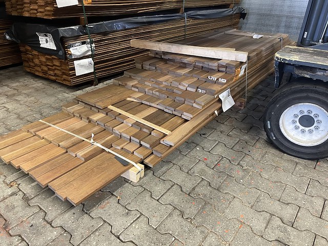 Ca. 196x ipé country grade planken geschaafd, 21x70mm, lengte 46/185cm, 25/215cm, 25/245cm, 23/275cm, 12/305cm, 17/335cm, 24/365cm, 4/400cm, 8/430cm, 11/490cm - afbeelding 2 van  3