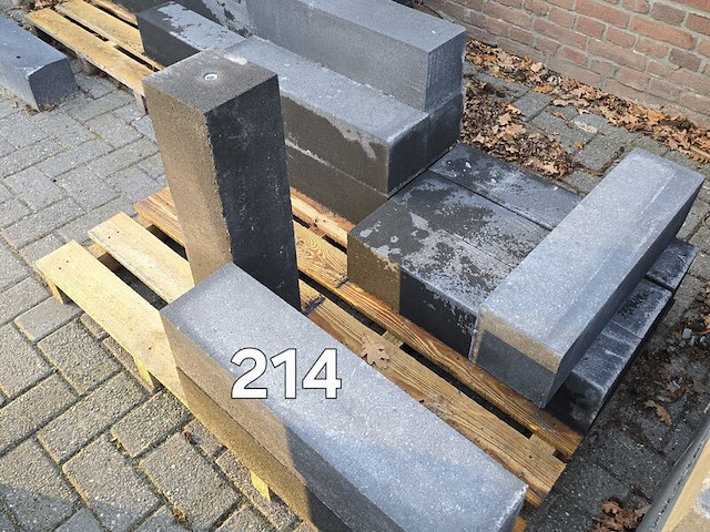 Ca. 19x beton poeren, 150x150mm, lengte 60cm (b keuze) - afbeelding 1 van  1