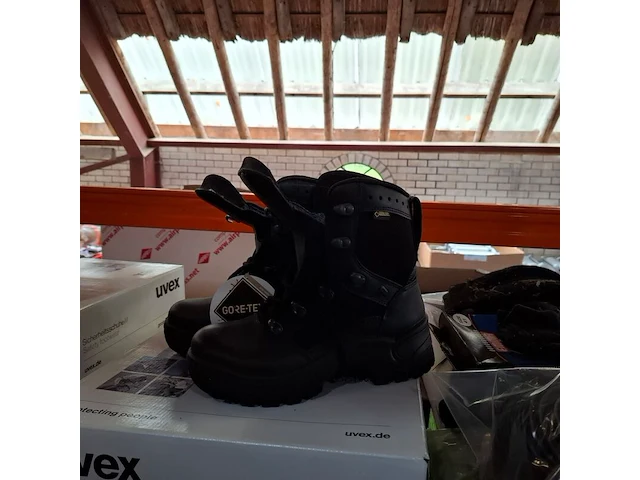 Ca. 200 paar diverse werkschoenen, laarzen, klompen o.a. dunlop, bekina, uvex, bata - afbeelding 3 van  23