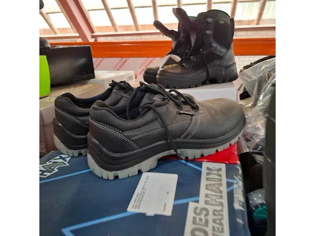 Ca. 200 paar diverse werkschoenen, laarzen, klompen o.a. dunlop, bekina, uvex, bata - afbeelding 4 van  23