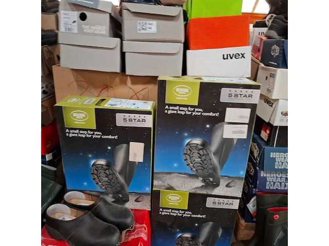 Ca. 200 paar diverse werkschoenen, laarzen, klompen o.a. dunlop, bekina, uvex, bata - afbeelding 8 van  23