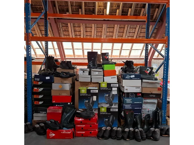 Ca. 200 paar diverse werkschoenen, laarzen, klompen o.a. dunlop, bekina, uvex, bata - afbeelding 1 van  23