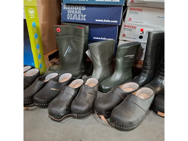 Ca. 200 paar diverse werkschoenen, laarzen, klompen o.a. dunlop, bekina, uvex, bata - afbeelding 15 van  23