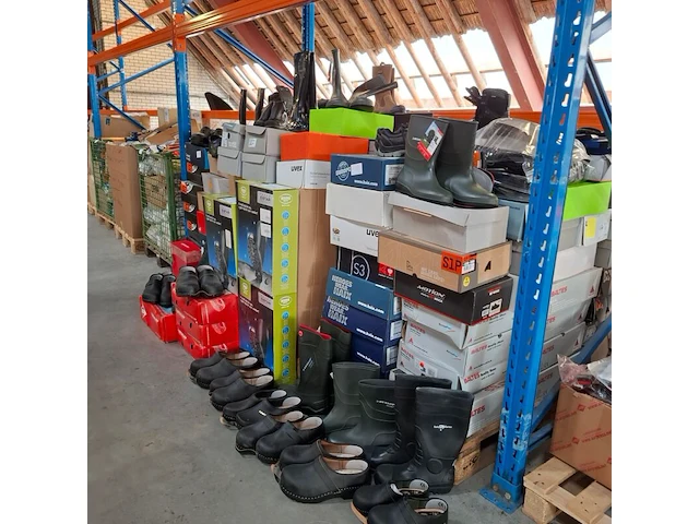 Ca. 200 paar diverse werkschoenen, laarzen, klompen o.a. dunlop, bekina, uvex, bata - afbeelding 12 van  23