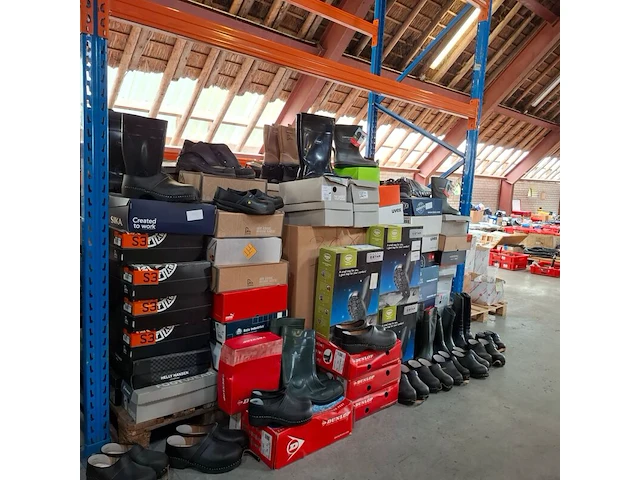 Ca. 200 paar diverse werkschoenen, laarzen, klompen o.a. dunlop, bekina, uvex, bata - afbeelding 17 van  23
