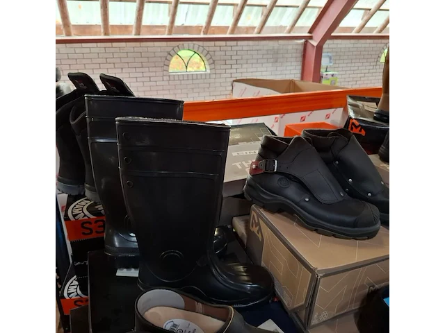 Ca. 200 paar diverse werkschoenen, laarzen, klompen o.a. dunlop, bekina, uvex, bata - afbeelding 18 van  23