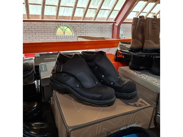 Ca. 200 paar diverse werkschoenen, laarzen, klompen o.a. dunlop, bekina, uvex, bata - afbeelding 19 van  23