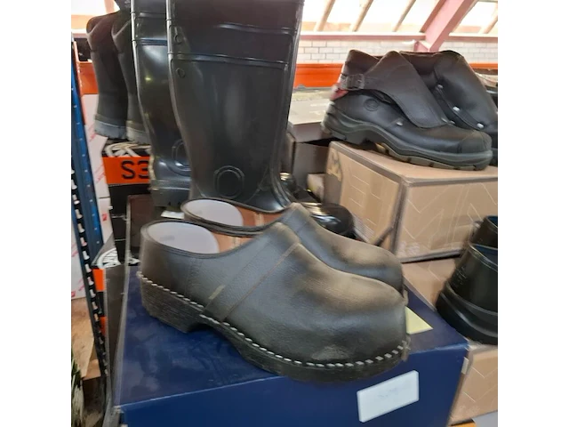 Ca. 200 paar diverse werkschoenen, laarzen, klompen o.a. dunlop, bekina, uvex, bata - afbeelding 20 van  23