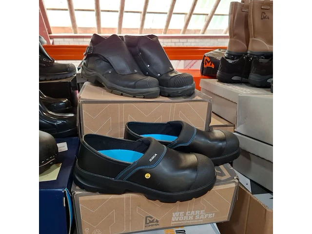 Ca. 200 paar diverse werkschoenen, laarzen, klompen o.a. dunlop, bekina, uvex, bata - afbeelding 21 van  23