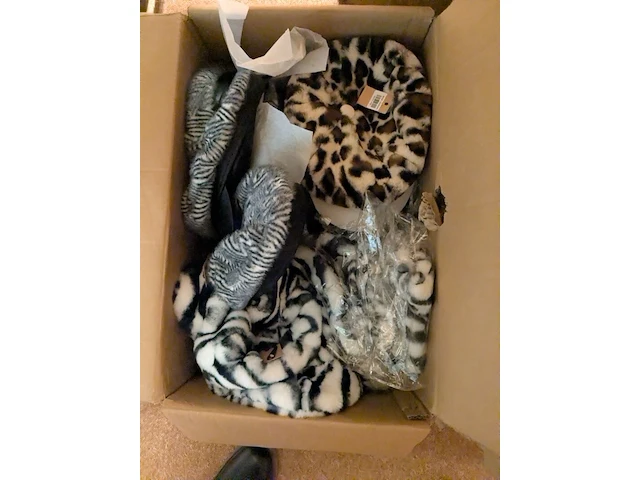 Ca. 200x dames winterpetten en hoeden, diverse kleuren - afbeelding 1 van  9
