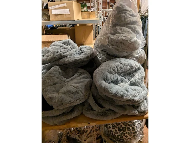 Ca. 200x dames winterpetten en hoeden, diverse kleuren - afbeelding 2 van  9