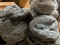 Ca. 200x dames winterpetten en hoeden, diverse kleuren - afbeelding 2 van  9