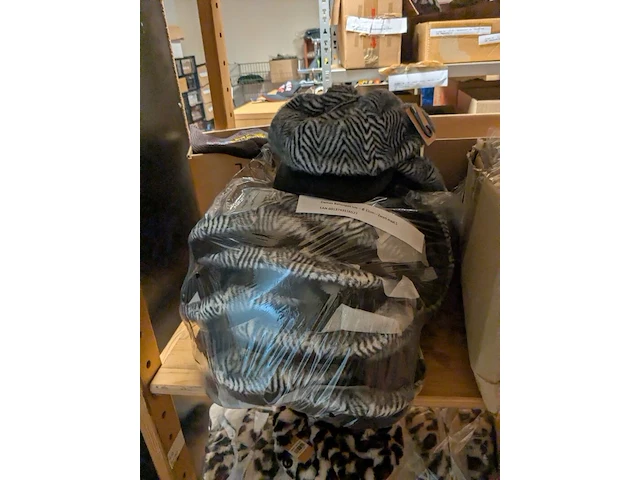 Ca. 200x dames winterpetten en hoeden, diverse kleuren - afbeelding 5 van  9