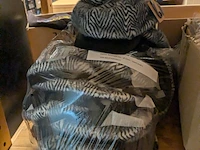 Ca. 200x dames winterpetten en hoeden, diverse kleuren - afbeelding 5 van  9