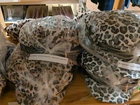 Ca. 200x dames winterpetten en hoeden, diverse kleuren - afbeelding 8 van  9
