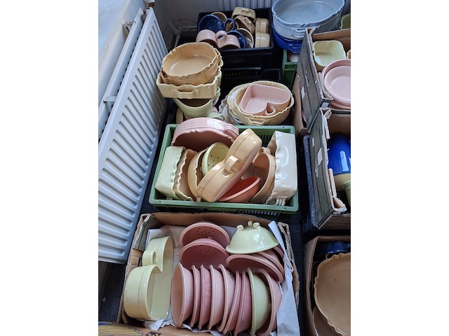 Ca. 200x frans aardewerk , terre de couleurs, o.a. schalen en kannen - afbeelding 10 van  10