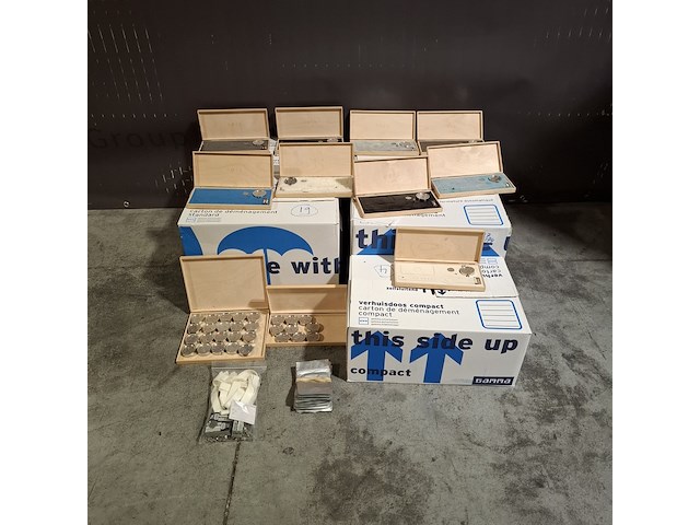 Ca. 200x horloges standaard, nots / mondaine , elk horloge is uniek doordat elke wijzerplaat een uniek stukje van de plattegrond van amsterdam, londen, parijs en new york bevat - afbeelding 4 van  22