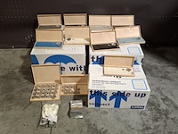 Ca. 200x horloges standaard, nots / mondaine , elk horloge is uniek doordat elke wijzerplaat een uniek stukje van de plattegrond van amsterdam, londen, parijs en new york bevat - afbeelding 4 van  22