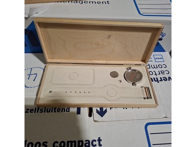 Ca. 200x horloges standaard, nots / mondaine , elk horloge is uniek doordat elke wijzerplaat een uniek stukje van de plattegrond van amsterdam, londen, parijs en new york bevat - afbeelding 5 van  22