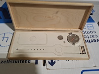 Ca. 200x horloges standaard, nots / mondaine , elk horloge is uniek doordat elke wijzerplaat een uniek stukje van de plattegrond van amsterdam, londen, parijs en new york bevat - afbeelding 5 van  22