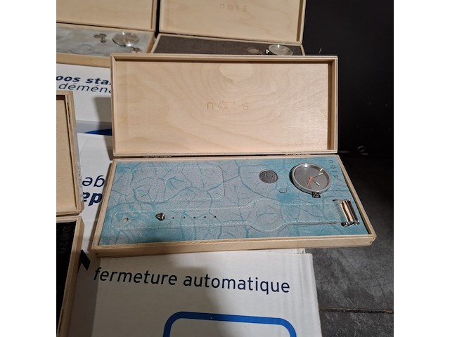 Ca. 200x horloges standaard, nots / mondaine , elk horloge is uniek doordat elke wijzerplaat een uniek stukje van de plattegrond van amsterdam, londen, parijs en new york bevat - afbeelding 6 van  22