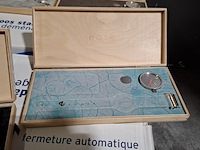 Ca. 200x horloges standaard, nots / mondaine , elk horloge is uniek doordat elke wijzerplaat een uniek stukje van de plattegrond van amsterdam, londen, parijs en new york bevat - afbeelding 6 van  22