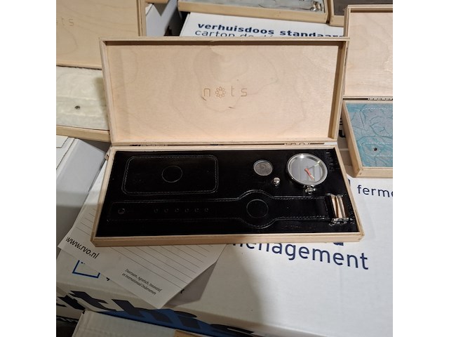 Ca. 200x horloges standaard, nots / mondaine , elk horloge is uniek doordat elke wijzerplaat een uniek stukje van de plattegrond van amsterdam, londen, parijs en new york bevat - afbeelding 7 van  22