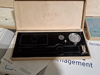 Ca. 200x horloges standaard, nots / mondaine , elk horloge is uniek doordat elke wijzerplaat een uniek stukje van de plattegrond van amsterdam, londen, parijs en new york bevat - afbeelding 7 van  22