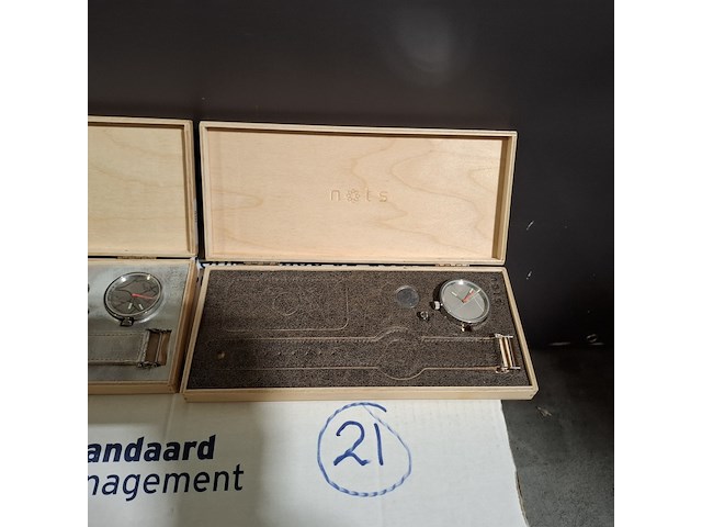 Ca. 200x horloges standaard, nots / mondaine , elk horloge is uniek doordat elke wijzerplaat een uniek stukje van de plattegrond van amsterdam, londen, parijs en new york bevat - afbeelding 8 van  22