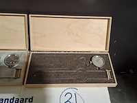 Ca. 200x horloges standaard, nots / mondaine , elk horloge is uniek doordat elke wijzerplaat een uniek stukje van de plattegrond van amsterdam, londen, parijs en new york bevat - afbeelding 8 van  22