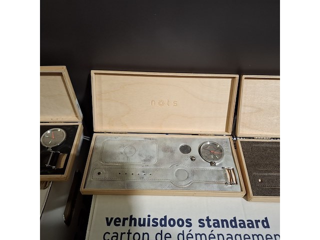 Ca. 200x horloges standaard, nots / mondaine , elk horloge is uniek doordat elke wijzerplaat een uniek stukje van de plattegrond van amsterdam, londen, parijs en new york bevat - afbeelding 9 van  22