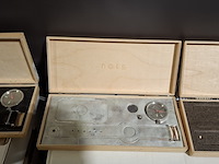 Ca. 200x horloges standaard, nots / mondaine , elk horloge is uniek doordat elke wijzerplaat een uniek stukje van de plattegrond van amsterdam, londen, parijs en new york bevat - afbeelding 9 van  22