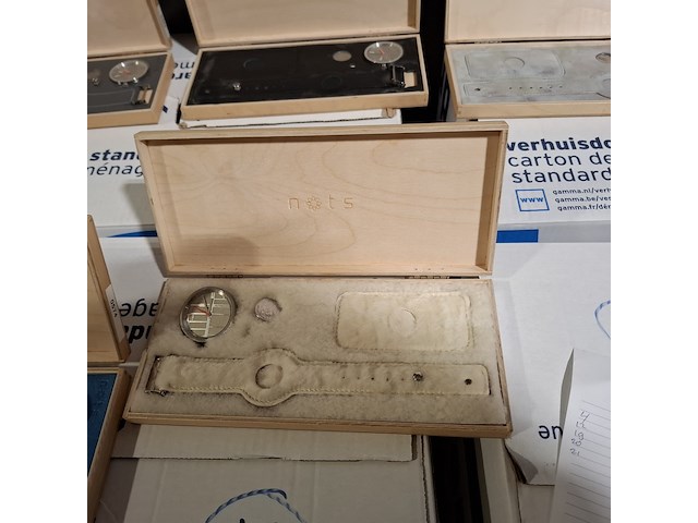 Ca. 200x horloges standaard, nots / mondaine , elk horloge is uniek doordat elke wijzerplaat een uniek stukje van de plattegrond van amsterdam, londen, parijs en new york bevat - afbeelding 10 van  22