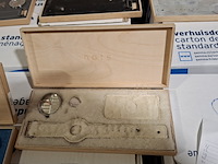 Ca. 200x horloges standaard, nots / mondaine , elk horloge is uniek doordat elke wijzerplaat een uniek stukje van de plattegrond van amsterdam, londen, parijs en new york bevat - afbeelding 10 van  22