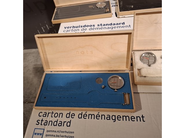 Ca. 200x horloges standaard, nots / mondaine , elk horloge is uniek doordat elke wijzerplaat een uniek stukje van de plattegrond van amsterdam, londen, parijs en new york bevat - afbeelding 11 van  22