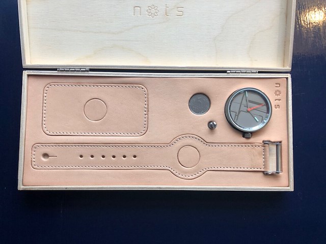 Ca. 200x horloges standaard, nots / mondaine , elk horloge is uniek doordat elke wijzerplaat een uniek stukje van de plattegrond van amsterdam, londen, parijs en new york bevat - afbeelding 1 van  22